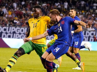 Damion Lowe (Jamajka) a Djordje Mihailovic (USA).