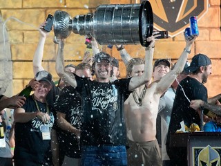 Kapitán tímu Vegas Golden Knights Mark Stone pri oslavách zisku Stanley Cupu.