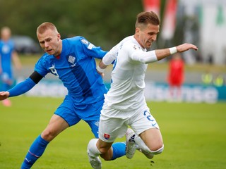 Jon Dagur Porsteinsson (vľavo) a Peter Pekarík v zápase Island - Slovensko v kvalifikácii EURO 2024.