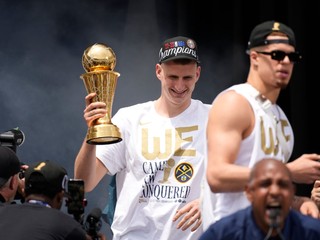 Nikola Jokič počas osláv premiérového titulu Denveru Nuggets v NBA.