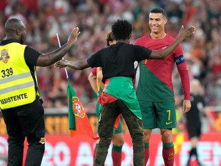 Fanúšik s portugalskou vlajkou objal Cristiana Ronalda. 