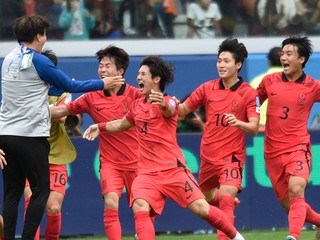 Radosť hráčov Južnej Kórei po strelenom góle v predĺžení.