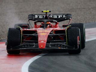 Ferrari na okruhu v Španielsku.