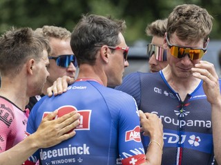 Švajčiarski cyklisti, zľava Stefan Bissegger, Silvan Dillier a Stefan Küng plačú po úmrtí Gina Mädera.