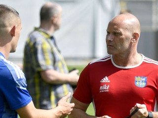 Vpravo tréner FC Košice Anton Šoltis na tréningu počas štartu letnej prípravy.