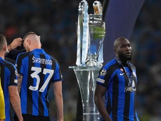 Milan Škriniar dostáva striebornú medailu po prehre Interu Miláno vo finále Ligy majstrov. 