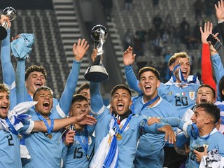 Hráči Uruguaju oslavujú titul na MS vo futbale do 20 rokov 2023.