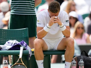 Zranený český tenista Jiří Lehečka v osemfinále Wimbledonu 2023.
