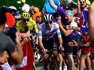 Tadej Pogačar a Jonas Vingegaard v obkľúčení divákov na Tour de France 2023. 