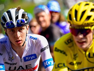 Cyklisti Tadej Pogačar (vľavo) a Jonas Vingegaard počas Tour de France 2024. 