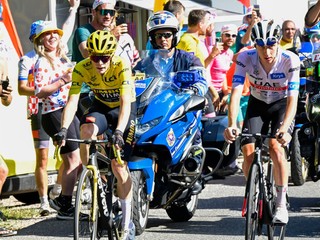 Jonas Vingegaard (vľavo) a Tadej Pogačar v súboji o žltý dres na Tour de France 2023.