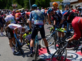 Cyklisti po nehode v 15. etape Tour de France 2023.