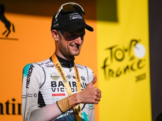 Holandský cyklista Wout Poels oslavuje víťazstvo na Tour de France 2023. 