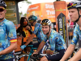 Luis León Sánchez (vľavo) a Mark Cavendish z tímu Astana Qazaqstan Team na Tour de France 2023.