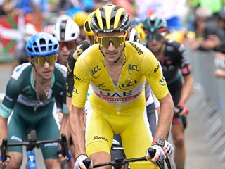 Adam Yates v žltom drese na Tour de France 2023.