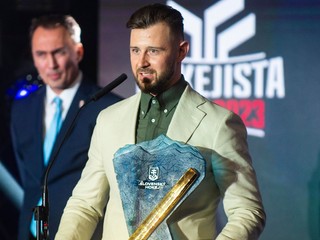 Tomáš Tatar získal hlavnú cenu Hokejista roka 2023.