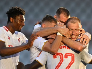 Futbalisti AS Trenčín sa tešia po strelenom góle.