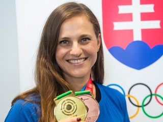 Danka Barteková pózuje so zlatou medailou a bronzovou medailou.