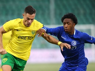Adrián Kaprálik (vľavo) a Malick Fofana v zápase MŠK Žilina - KAA Gent.