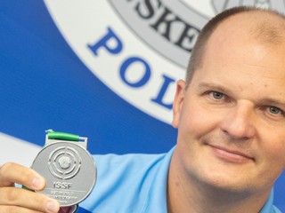 Slovenský reprezentant v trape Marián Kovačócy so striebornou medailou z MS 2023.