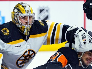 Brankár tímu NHL Boston Bruins Jeremy Swayman.