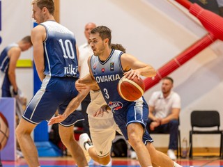 Na snímke dribluje slovenský basketbalista Matej Majerčák.