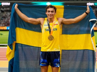 Armand Duplantis získal zlato na MS v atletike 2023.