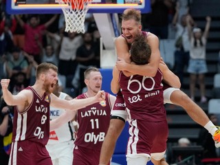 Lotyšskí reprezentanti sa tešia po triumfe nad Francúzskom na MS v basketbale 2023.