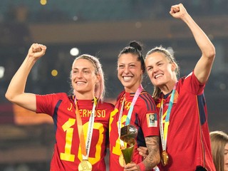 Zľava Alexia Putellas, Jennifer Hermosová and Irene Paredesová s trofejou po triumfe na MS vo futbale žien 2023.