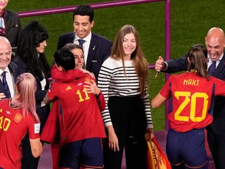 Španielske futbalistky pri preberaní cien na MS 2023.