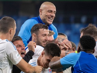 Tigran Barseghjan sa so spoluhráčmi z ŠK Slovan Bratislava teší po strelenom góle.
