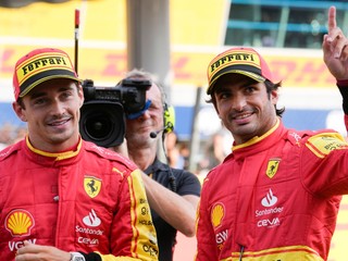 Piloti Ferrari Charles Leclerc a Carlos Sainz na okruhu v Monze.