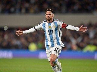 Lionel Messi sa teší z gólu.
