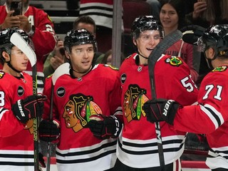 Hráči Chicago Blackhawks zľava Connor Bedard, Philipp Kurashev, Kevin Korchinski a Taylor Hall.
