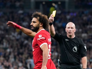 Simon Hooper ukazuje žltú kartu Mohamedovi Salahovi v zápase s Tottenhamom.
