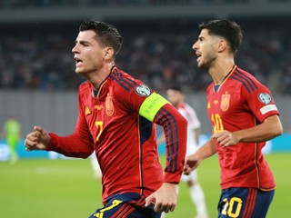 Álvaro Morata (vľavo) sa teší po strelenom góle v zápase Gruzínsko - Španielsko v kvalifikácii EURO 2024.