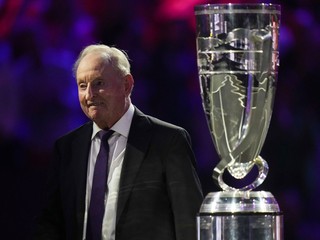 Rod Laver s trofejou pre víťaza Laver Cup. 