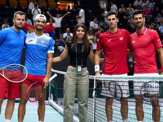 Zľava Adam Pavlásek, Tomáš Macháč, Nikola Čačič a Novak Djokovič pred štvorhrou duelu Srbsko - Česko na finálovom turnaji Davis Cupu.