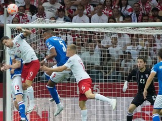 Robert Lewandowski (vľavo) v súboji proti obrancom Faerských ostrovov.