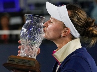 Barbora Krejčíková s trofejou pre víťazku turnaja WTA v San Diegu.