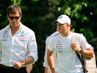 Na snímke sú šéf Mercedesu Toto Wolff (vľavo) a Mick Schumacher.