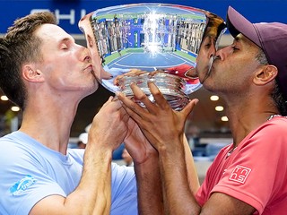 Joe Salisbury (vľavo) a Rajeev Ram vyhrali štvorhru na US Open 2023.