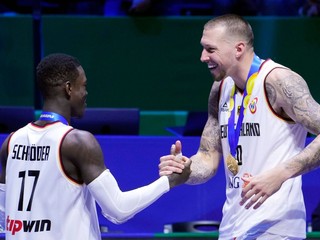 Dennis Schröder (vľavo) a Daniel Theis sa tešia z triumfu na MS v basketbale 2023.
