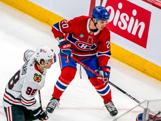 Connor Bedard a Juraj Slafkovský v zápase Montreal Canadiens - Chicago Blackhawks.