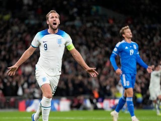 Anglický útočník Harry Kane sa teší z gólu v zápase proti Taliansku.