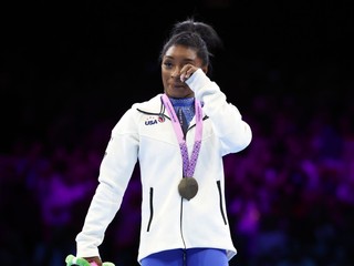 Simone Bilesová so zlatou medailou na MS v gymnastike 2023.