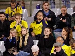 Švédski fanúšikovia reagujú po prerušení zápasu kvalifikácie EURO 2024 Belgicko - Švédsko