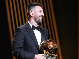Lionel Messi pri preberaní ocenenia Zlatá lopta 2023.