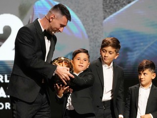 Lionel Messi si prebral už svoju ôsmu Zlatú loptu. Na pódiu stál aj so svojimi synmi.
