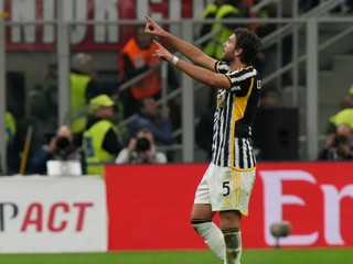 Manuel Locatelli sa teší po strelenom góle v zápase AC Miláno - Juventus FC.